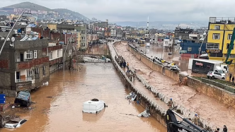 汽车被冲走街道变河道！土耳其地震灾区又遇洪灾已致14人死