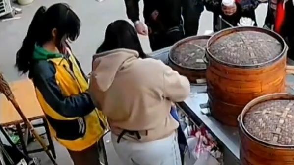 女孩歸還多余找零,老板免費(fèi)請吃早餐