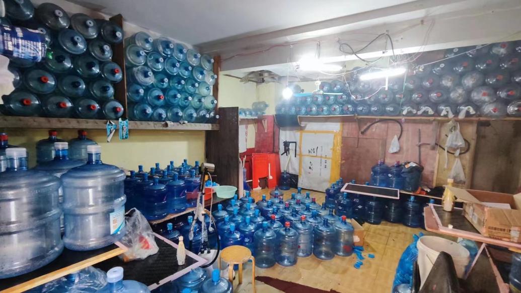 自来水简单过滤就罐装，上海浦东警方捣毁两处桶装水黑作坊