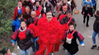 视频丨全村的骄傲！贵州苗族新兵入伍被裹满大红花