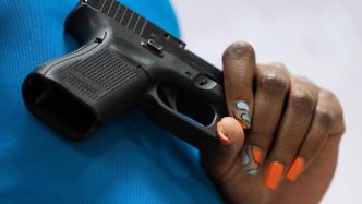 早安·世界｜枪击案频发，美国马里兰州女性接受手枪培训