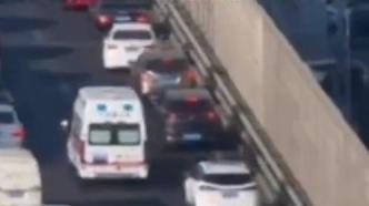救护车途中遇堵车，高架桥上百余车辆让出“生命通道”