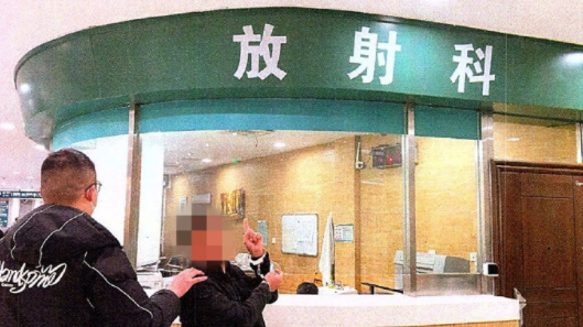 男子趁就诊高峰期偷走医院500张胶片，被上海警方抓获