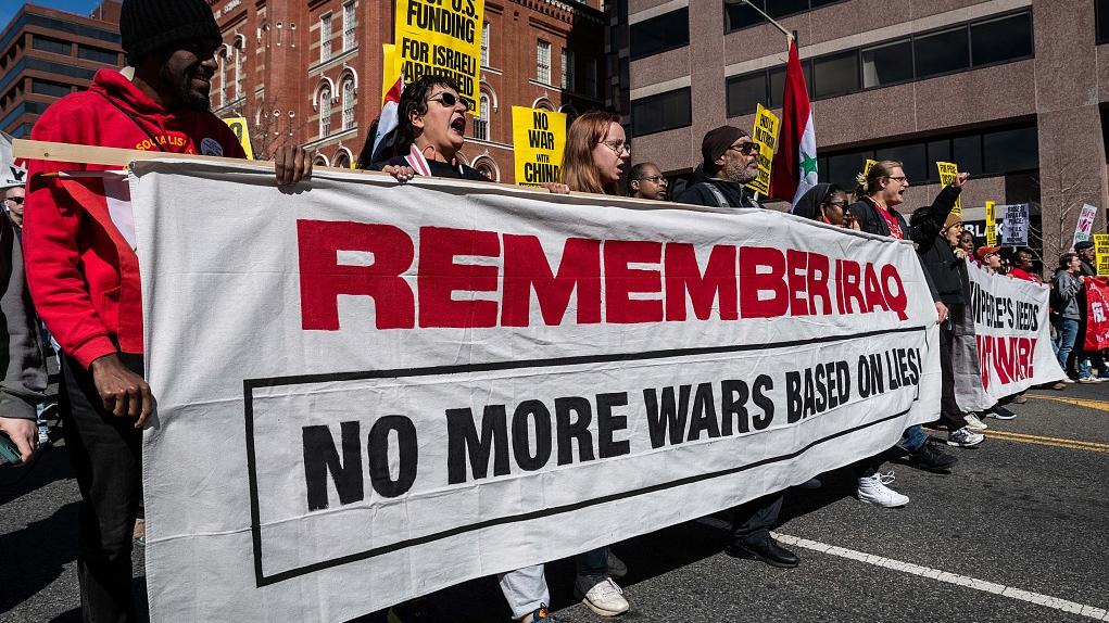 美国反战人士带棺材在白宫门口举行示威，斥责美国战争机器