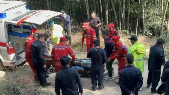 杭州67岁老人山间走失，救援队员经两天两夜后成功搜救