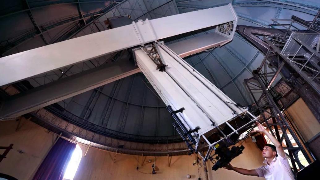 123岁的天文望远镜怎么修？在摸索中拆解、修复零部件