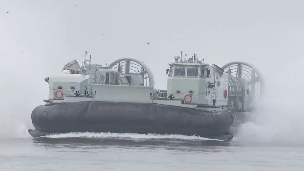 东部战区开展多艘气垫登陆艇与母舰融合训练，检验作战水平