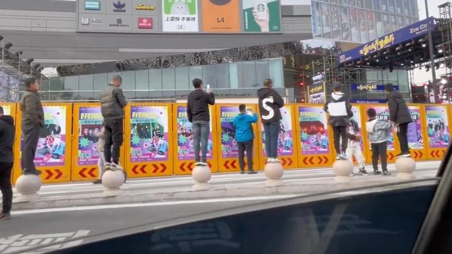 為了看演唱會,一個路墩站一個圍觀大哥