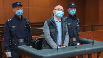 上海二中院一审公开开庭审理被告人顾佾受贿案