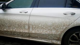 车主在车上画满可爱图案：车身脏了，用手画的简笔画