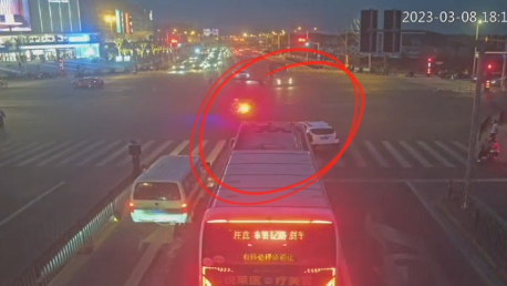 乘客突发呼吸不畅，上海交警开启“生命速递”