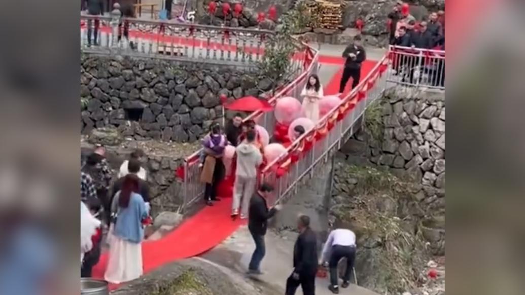 现实版鹊桥相会：新郎新娘家只隔了一座桥