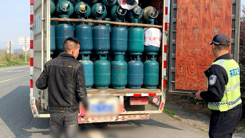 男子违规拉载255罐煤气罐如同“移动炸弹”，被罚12万元