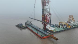 长109米重106吨，世界最长跨海高速铁路桥首根钢管桩精准入海