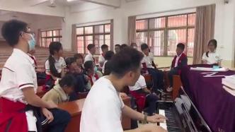 老师弹钢琴和孩子们合唱歌曲，充满朝气感染力十足