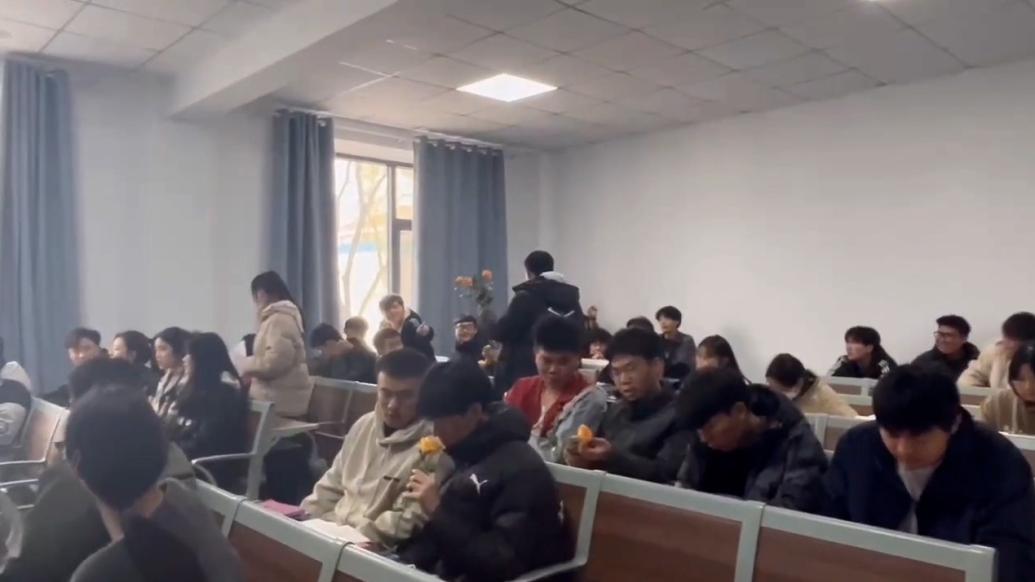 学生回答问题，老师送鲜花：课程较枯燥，想让他们打起精神