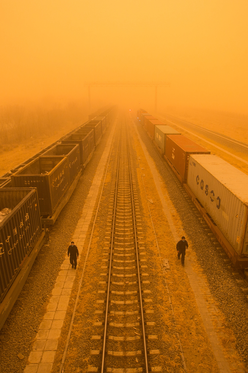 2023年3月21日，内蒙古二连浩特遭遇强沙尘暴天气，出入境边防检查站执勤民警正在对出入境车辆进行检查。.jpg