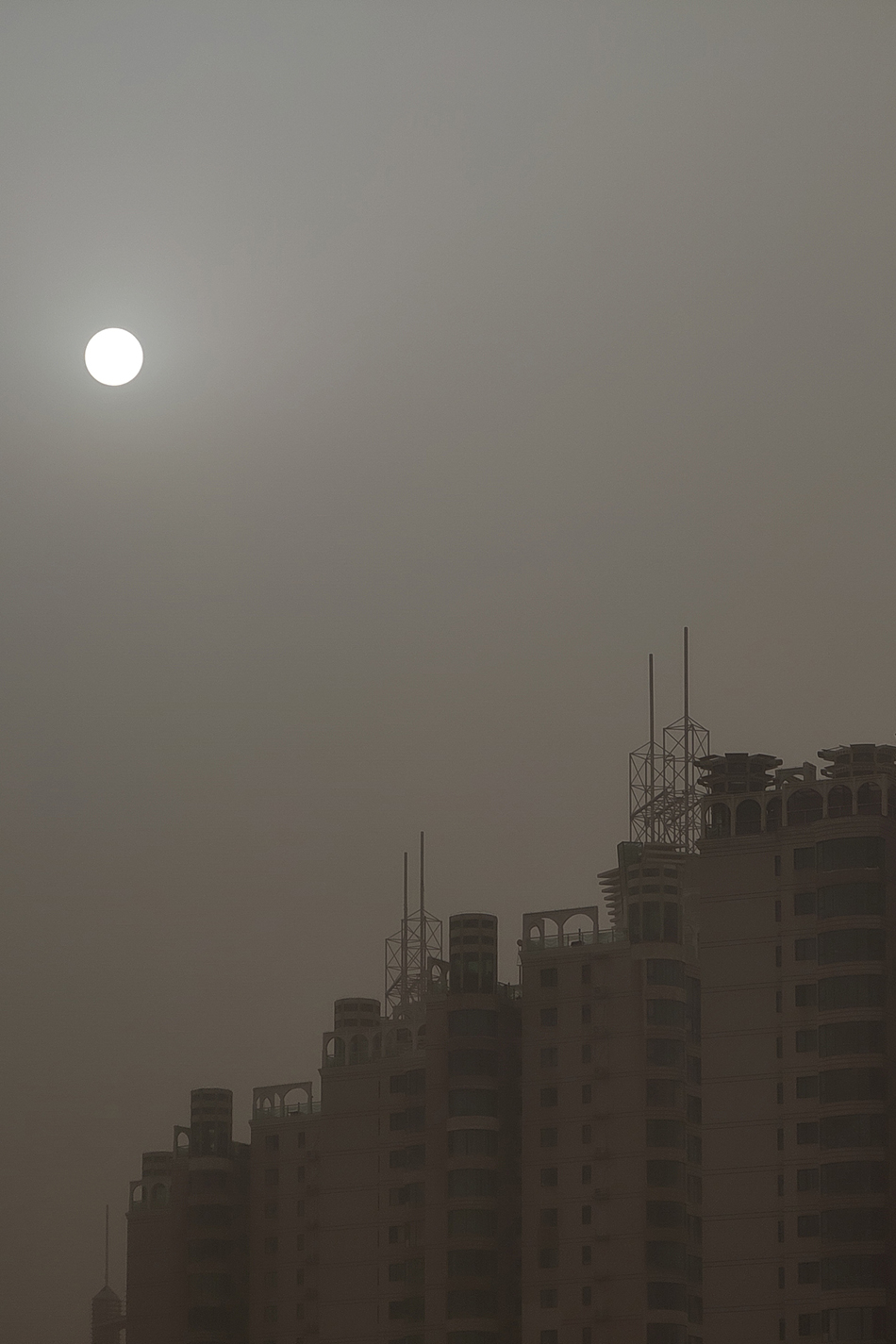 2023年3月22日，北京朝阳区，冷空气携大风沙尘而至，城市沙尘弥漫。.jpg