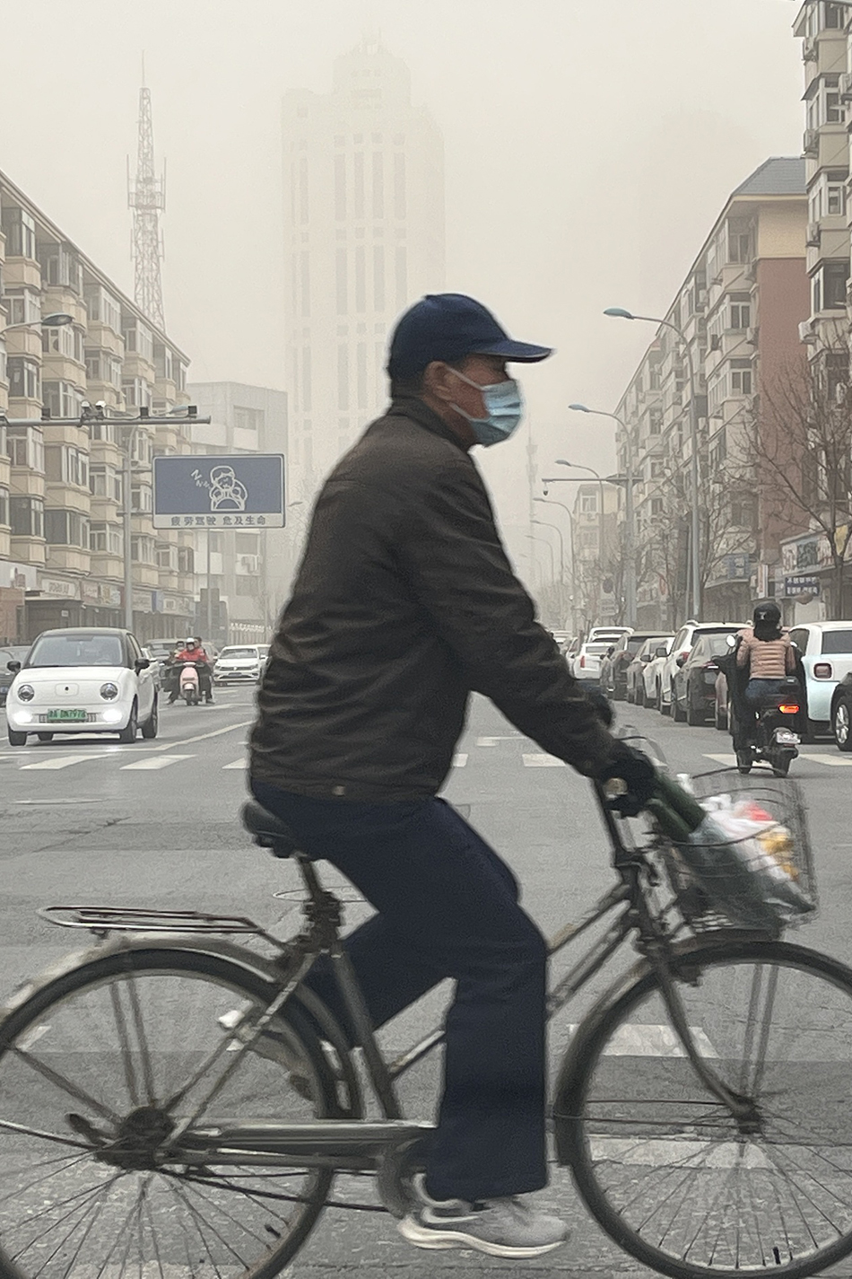 2023年3月22日，天津，市民沙尘天气中出行。.jpg