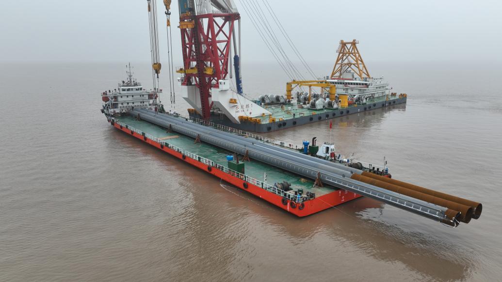 杭州湾跨海铁路桥打下海上首根钢管桩