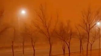 强沙尘暴致内蒙古二连浩特天空变橙色