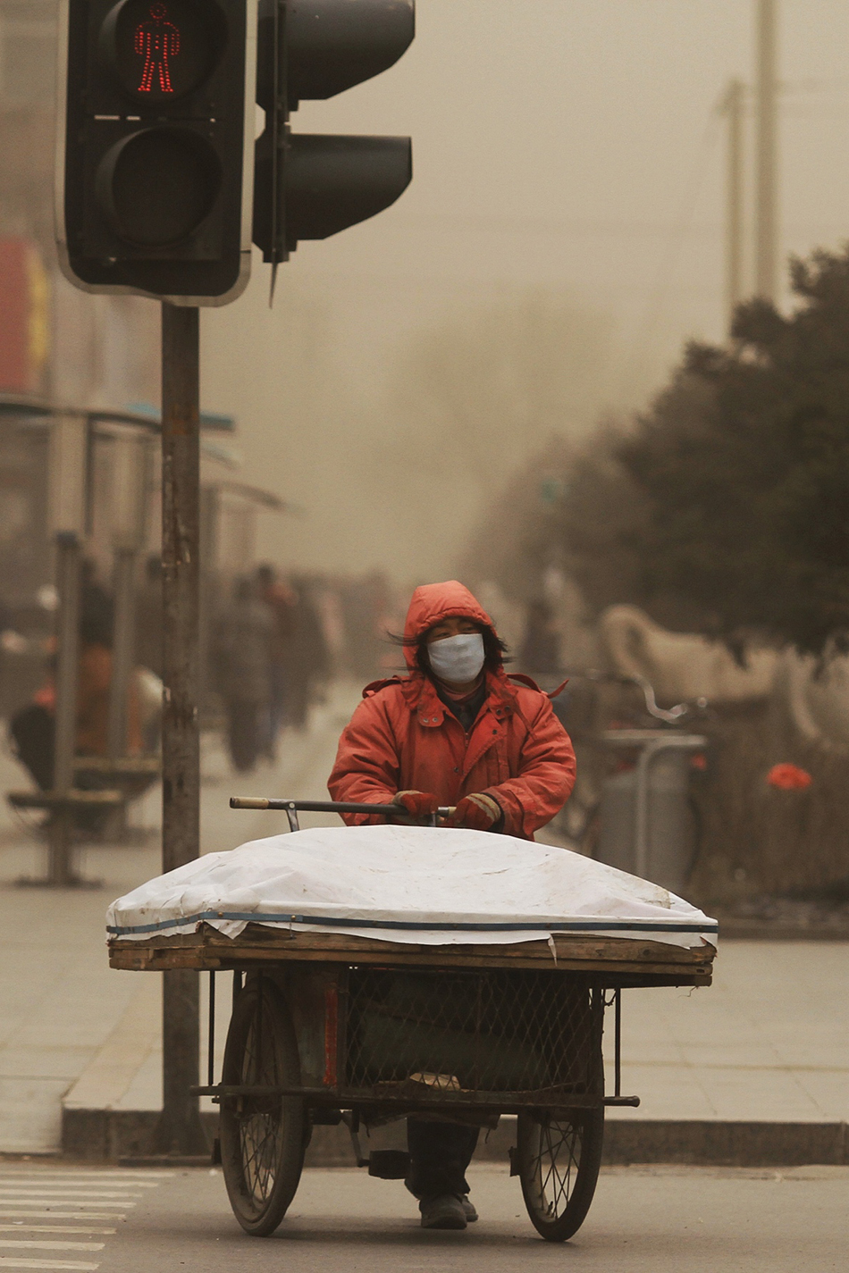 2023年3月22日，黑龙江省安达市遭遇沙尘暴，市民戴口罩帽子出行。 1.jpg