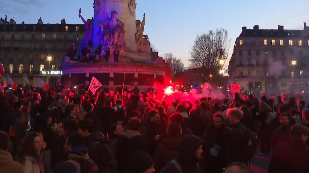 反对养老金改革，法国民众在巴黎共和国广场集会抗议