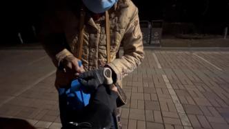 深夜送餐遇一老人迷路，外卖小哥帮忙报警救助