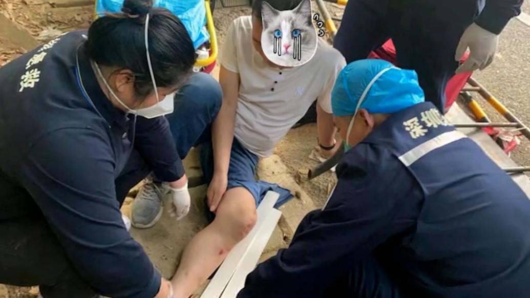 游客無視警示牌和勸導(dǎo)攀爬邊坡，景區(qū)：還是呼吁游客自覺