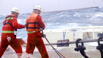 外籍货船南海南端发生故障遇险，我国专业救助船成功施救