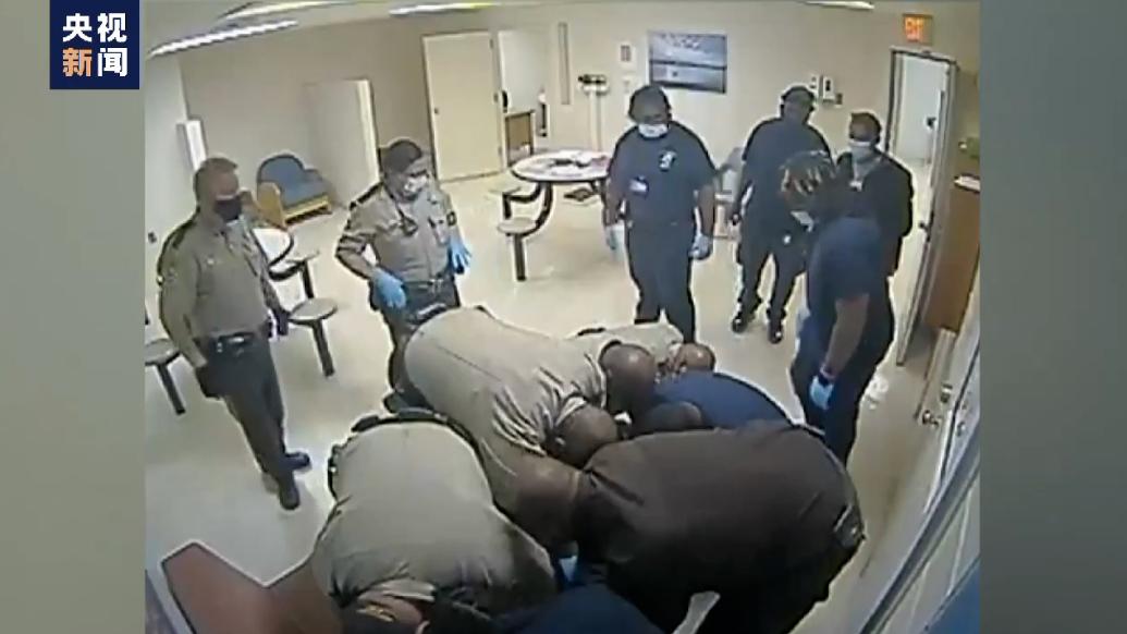 美国在押非洲裔男子遭警察跪压身亡监控视频公开