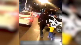 走失萌娃在民警花式表扬下找到回家路