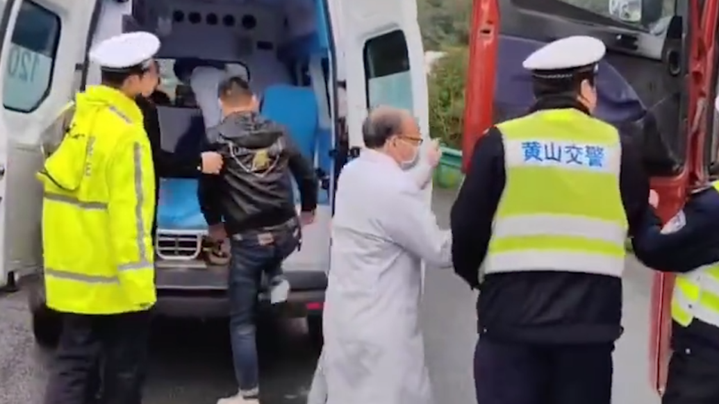 大貨車司機駕車途中胃出血求助高速交警