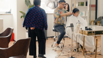 爷叔，想剪什么发型？上海这家便民服务点每月可免费理发一次