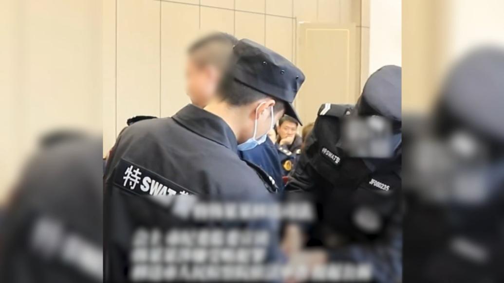 男子警示大会上被铐走全场震惊