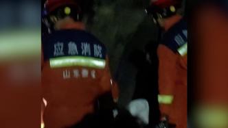 男子夜爬泰山突发疾病，消防员担架抬下山