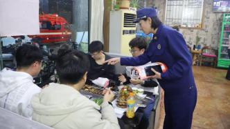 山东淄博烧烤持续火爆，消防部门开启“烧烤护航行动”
