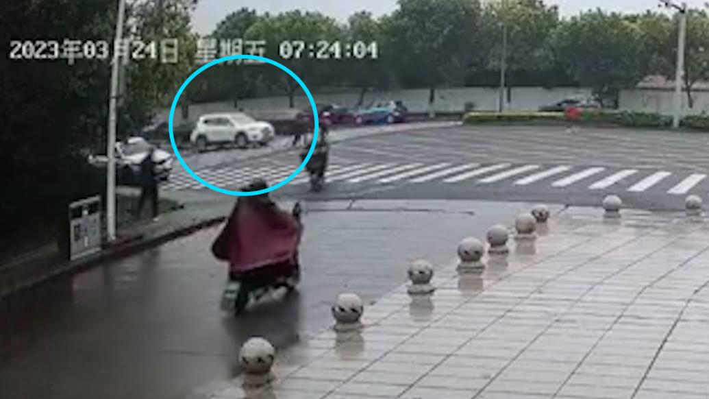 宁波一斑马线上两人被车撞倒后再遭碾压，系司机驾驶中突发疾病