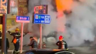 上海一美食街户外广告牌突发大火，消防到场分分钟扑灭