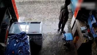 男子躲雨时发现店铺没人，乘机而入盗窃被抓