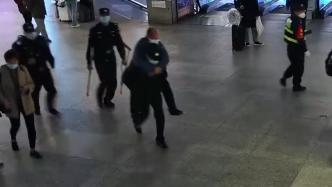 拄双拐男子求助称赶火车，民警背起冲到候车室