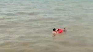休假民警深圳湾跳海救人，右脚受伤缝了七八针
