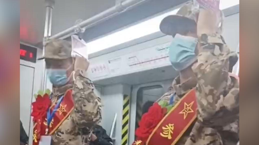 網友地鐵上偶遇新兵入伍：整整齊齊站成一排