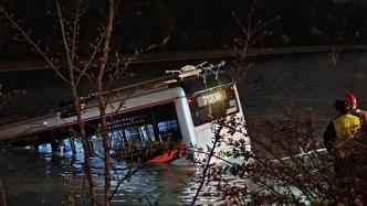 上海一公交车疑似冲入河道，目前正在救援