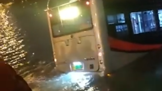 上海警方通报公交车滑入河道：车内无乘客，疑似司机操作不当