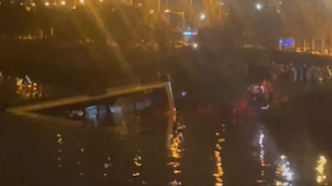 上海一公交车滑入河道，警方：疑似驾驶员操作不当致车辆失控
