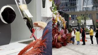 杭州街头一核酸亭“变身”鲜花亭，免费给市民送花