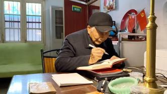 暖心帧丨78岁老校长用退休工资购书6千册，创办农家书屋