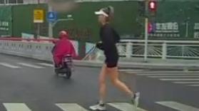 谷爱凌阴天在上海街头跑步被偶遇，网友：好自律！