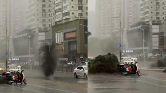 深圳雨天井盖喷涌数米高污水：因箱涵空气被挤压